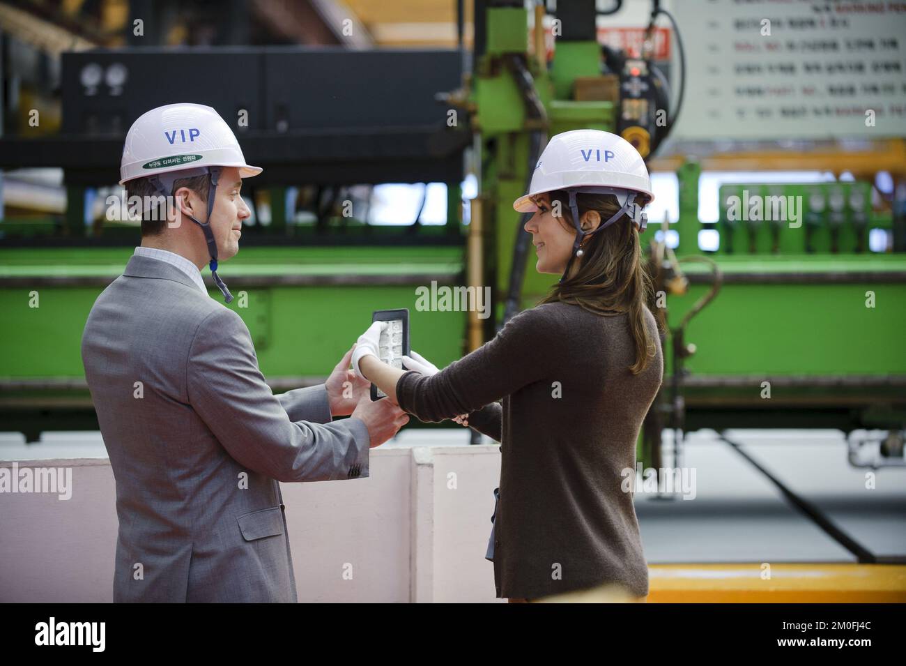 Dänischer Kronprinz Frederik und Kronprinzessin Mary besuchen DSME (Daewoo Shipbuilding & Marine Engineering Co Ltd) in Geoje Island, Südkorea, am 12. Mai 2012. FOTOGRAF KLAVS BO CHRISTENSEN / POLFOTO Stockfoto