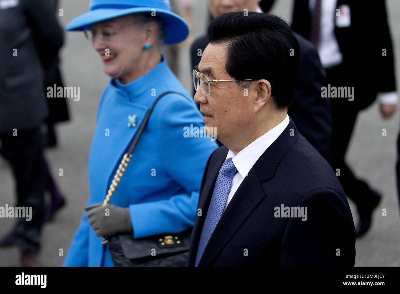 Der chinesische Präsident Hu Jintao und Frau Jintao kommen am Donnerstag, den 14.. Juli, nach Kopenhagen. Begleitet von einer großen Handels- und Wirtschaftsdelegation, dem ersten Besuch eines chinesischen Staatschefs in Dänemark. HU wurde am Flughafen Kopenhagen von der dänischen Königin Margrethe und Prinz Consort Henrik sowie dem Kronprinzenpaar und Prinz Joachim getroffen. (Finn Frandsen/POLFOTO) Stockfoto