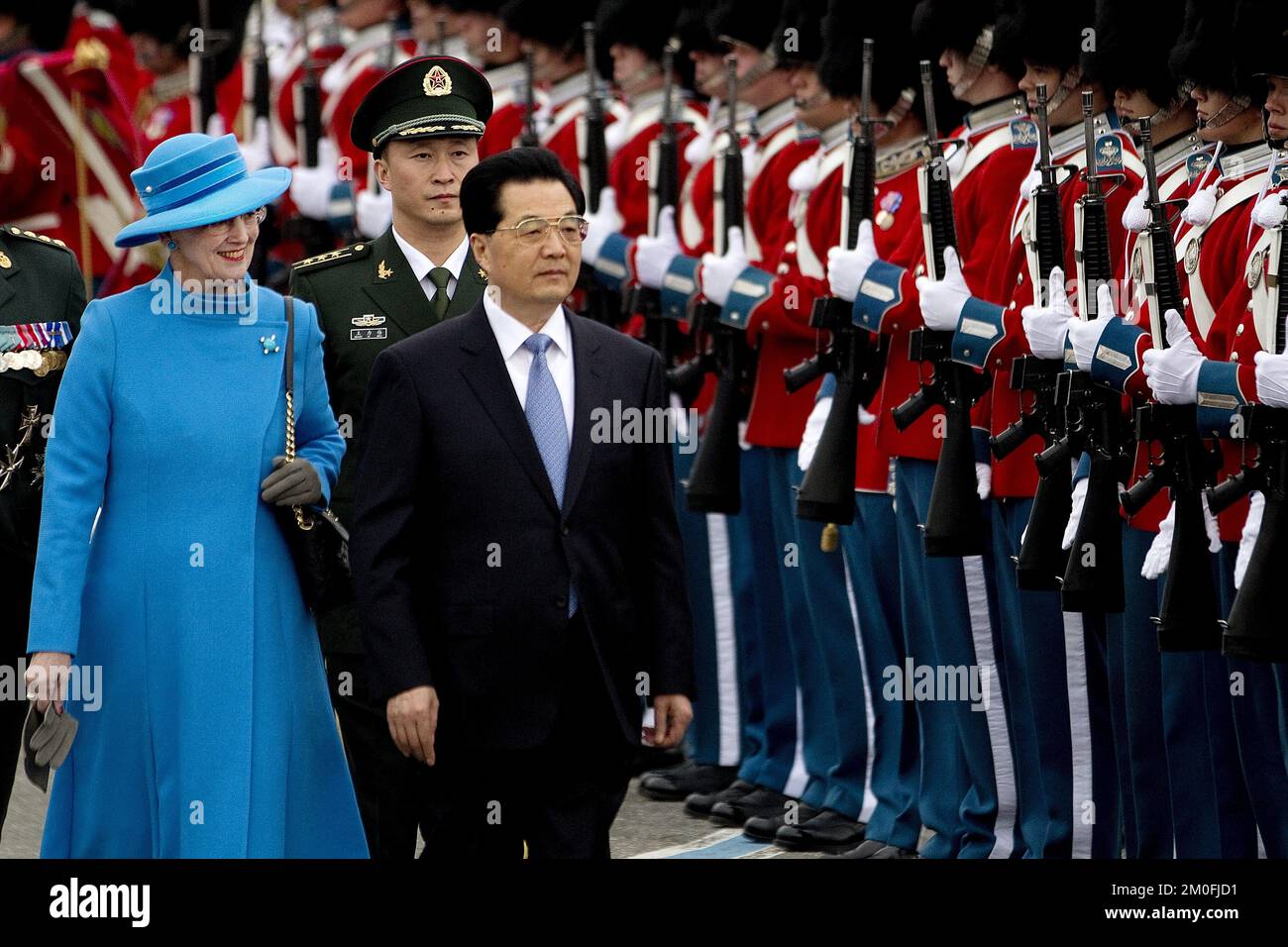 Der chinesische Präsident Hu Jintao und Frau Jintao kommen am Donnerstag, den 14.. Juli, nach Kopenhagen. Begleitet von einer großen Handels- und Wirtschaftsdelegation, dem ersten Besuch eines chinesischen Staatschefs in Dänemark. HU wurde am Flughafen Kopenhagen von der dänischen Königin Margrethe und Prinz Consort Henrik sowie dem Kronprinzenpaar und Prinz Joachim getroffen. (Finn Frandsen/POLFOTO) Stockfoto