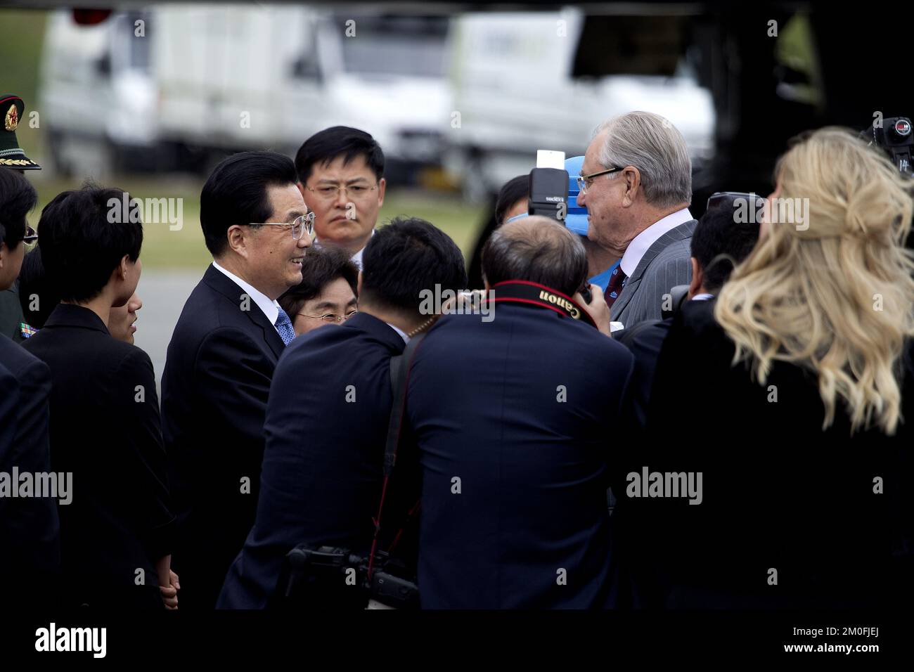 Der chinesische Präsident Hu Jintao und Frau Jintao kommen am Donnerstag, den 14.. Juli, nach Kopenhagen. Begleitet von einer großen Handels- und Wirtschaftsdelegation, dem ersten Besuch eines chinesischen Staatschefs in Dänemark. HU wurde am Flughafen Kopenhagen von der dänischen Königin Margrethe und Prinz Consort Henrik sowie dem Kronprinzenpaar und Prinz Joachim getroffen. (Finn Frandsen/POLFOTO) Stockfoto