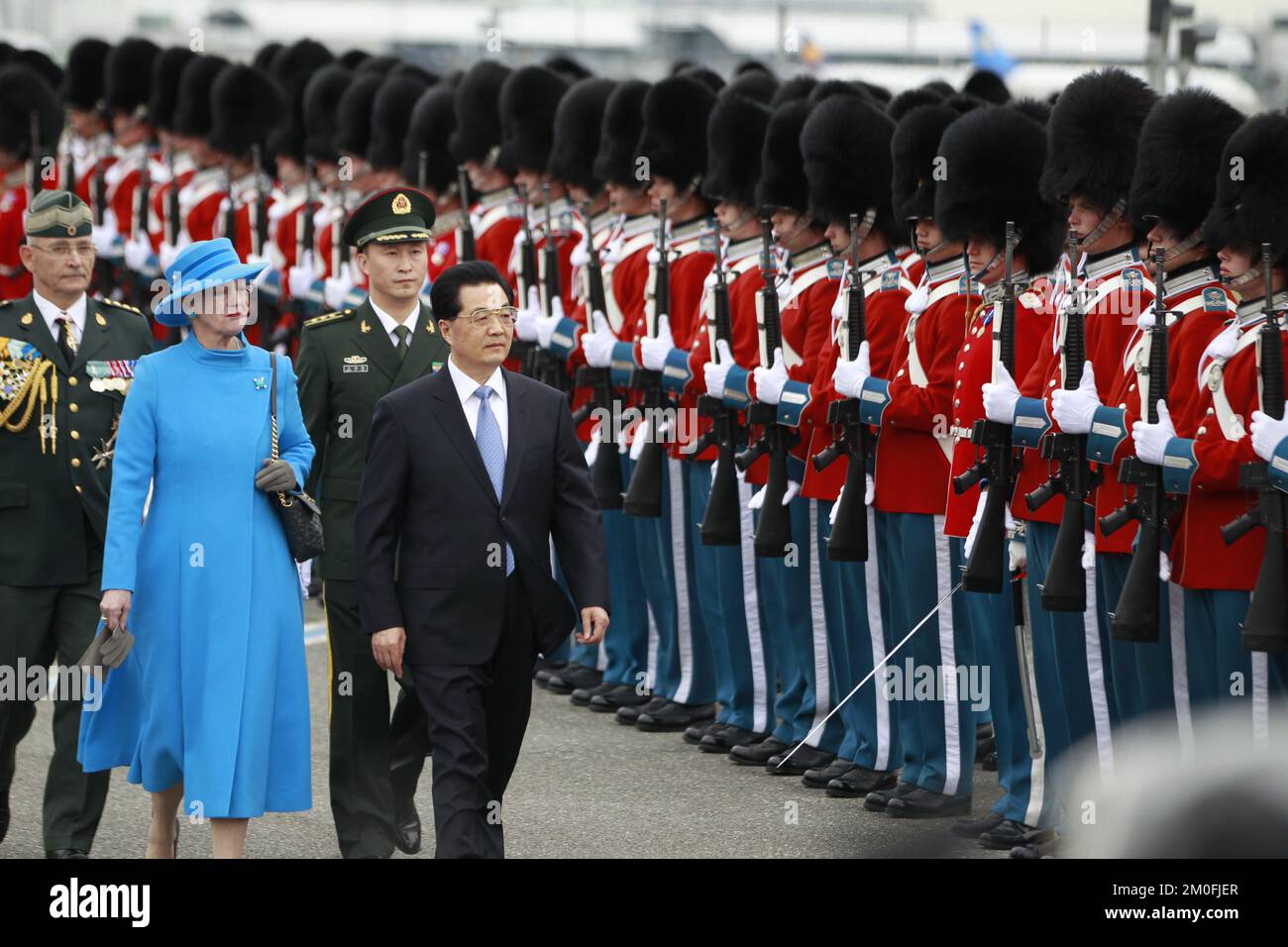 Der chinesische Präsident Hu Jintao und Frau Jintao kommen am Donnerstag, den 14.. Juli, nach Kopenhagen. Begleitet von einer großen Handels- und Wirtschaftsdelegation, dem ersten Besuch eines chinesischen Staatschefs in Dänemark. HU wurde am Flughafen Kopenhagen von der dänischen Königin Margrethe und Prinz Consort Henrik sowie dem Kronprinzenpaar und Prinz Joachim getroffen. (Finn Frandsen/POLFOTO) Stockfoto