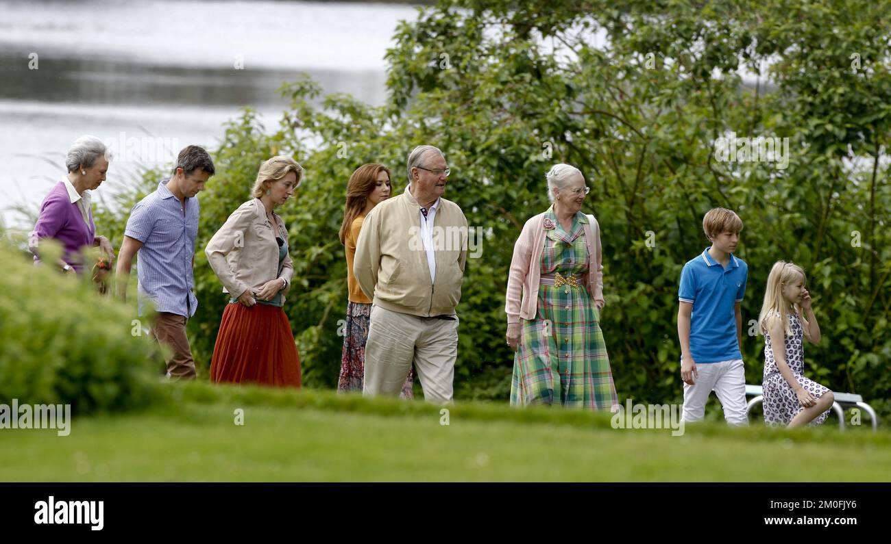 Die dänische Königsfamilie versammelte sich am Freitag, den 20. Juli 2012, bei der jährlichen Fotosession im Graasten Palace in Südjütland. Die Oberärztin sind Königin Margrethe, Prinz Consort Henrik, Kronprinz Frederik, Kronprinzessin Mary, Prinzessin Isabella, Prinz Christian, Prinz Vincent, Prinzessin Benedikte, Prinzessin Alexandra, Gräfin Ingrid und Graf Richard. (Anders Brohus/POLFOTO) Stockfoto