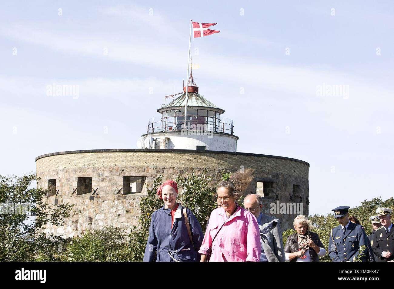 Königin Margrethe und Prinz Consort Henrik besuchten Christiansoe, eine kleine Insel in der Nähe von Bornholm, am letzten Tag ihrer Sommerrundfahrt. Aufgrund der rauen See kam das königliche Paar mit dem Hubschrauber an. (Berit Hvassum/POLFOTO) Stockfoto