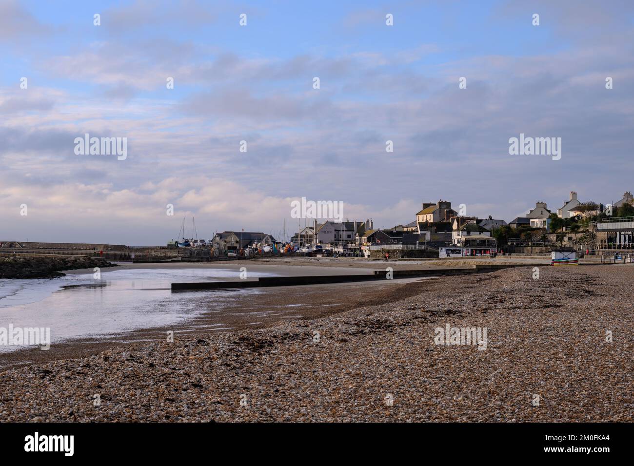 Lyme Regis, Dorset, Großbritannien. 6.. Dezember 2022. Britisches Wetter: Ein heller, aber bitterkalter und luftiger Tag in der Küstenstadt Lyme Regis. Liegestühle blieben an einem schönen, aber kalten Wintertag leer. Der Kaltstart wird diese Woche und bis ins Wochenende fortgesetzt. Kredit: Celia McMahon/Alamy Live News Stockfoto