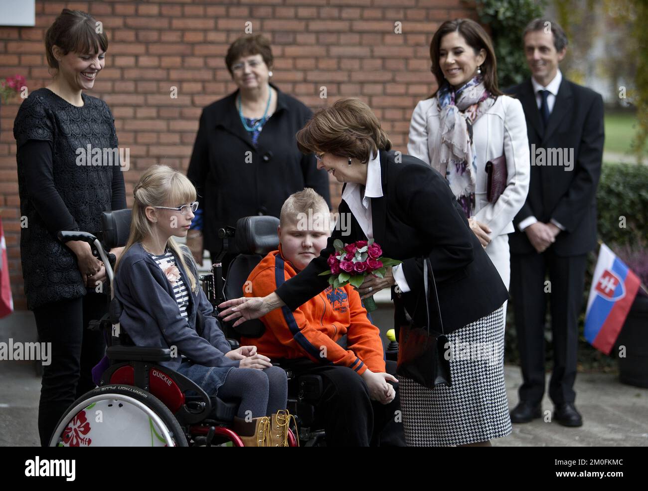 Die slowakische First Lady, Silvia Gasparovicova und Kronprinzessin Mary, besuchten Mittwoch, den 24.. Oktober. Geelsrgaard School in Virum, eine Sonderschule für Kinder mit körperlichen, geistigen und sensorischen Behinderungen. Der slowakische Präsident Ivan Gasparovic befindet sich am 23. Und 24. Oktober 2012 zu einem offiziellen Staatsbesuch in Dänemark. (Niels Hougaard/POLFOTO) Stockfoto