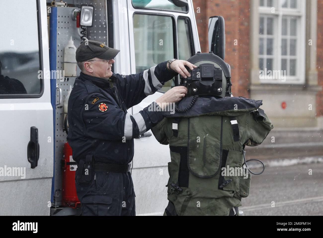 Das mysteriöse Paket schließt den Hauptbahnhof in Kopenhagen. Die Polizei sperrte alle Gleise ab, die zum Hauptbahnhof in Kopenhagen, Dänemark, führen, nachdem Zeugen zufolge ein Mann und eine Frau in einen Zug nach Schweden einstiegen, ein Paket verließen und dann vor der Abfahrt den Zug verließen. Das Paar sah nervös aus und schwitzte stark. Ein Zeuge hörte angeblich, wie die Frau den Mann fragte, ob das Paket korrekt platziert wurde. (Jens Dresling/POLFOTO) Stockfoto