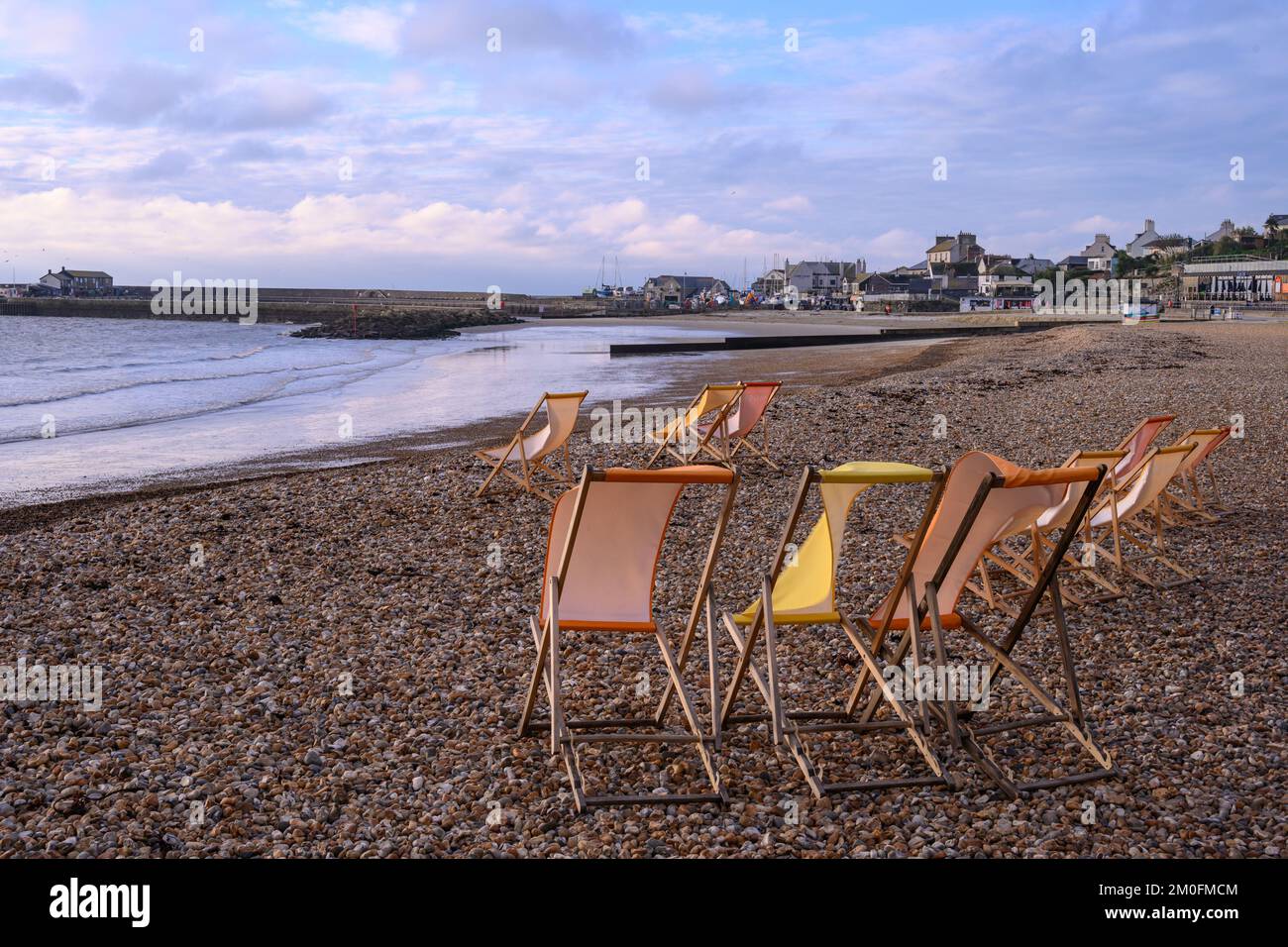 Lyme Regis, Dorset, Großbritannien. 6.. Dezember 2022. Britisches Wetter: Ein heller, aber bitterkalter und luftiger Tag in der Küstenstadt Lyme Regis. Liegestühle blieben an einem schönen, aber kalten Wintertag leer. Der Kaltstart wird diese Woche und bis ins Wochenende fortgesetzt. Kredit: Celia McMahon/Alamy Live News Stockfoto