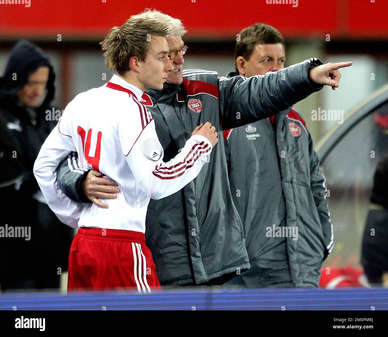 Dänemarks jüngster Debütant Christian Eriksen wird vom Trainer Morten Olsen beim Spiel gegen Österreich im Ernst-Happel-Stadion in Wien unterrichtet Stockfoto
