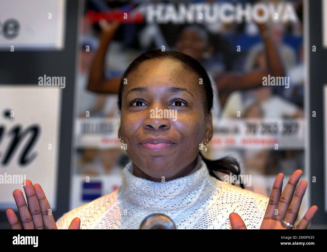 Die US-amerikanische Tennisspielerin Venus Williams verbrachte ihren ersten Tag in Kopenhagen beim Einkaufen im „Magasin“. Sie hatte ihre ältere Schwester Lyndrea mit nach Dänemark gebracht. - Ich bin ein Mädchen, also gehe ich gern einkaufen. Ich habe alle meine Kreditkarten mitgebracht, sie sagte es der Presse, lachend. Stockfoto