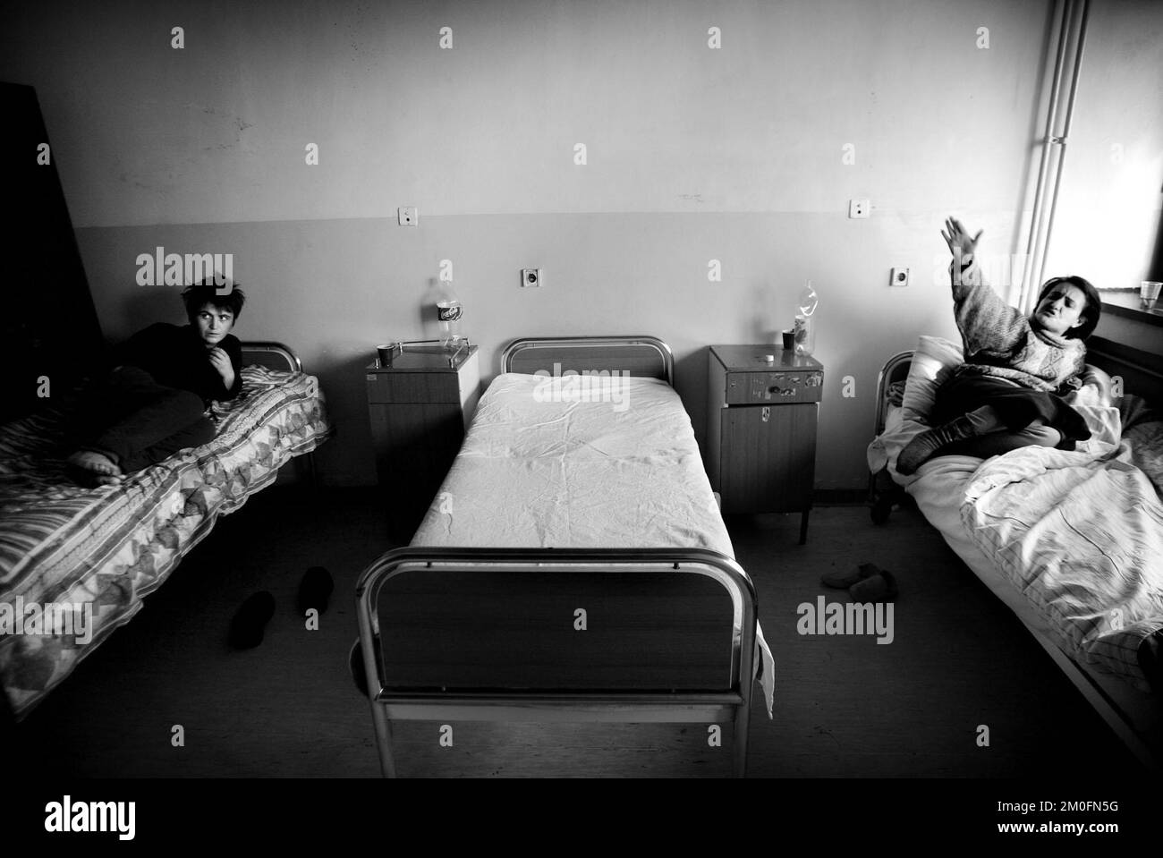 Langzeitpatienten besetzen die psychiatrischen Betten im Kosovo. Die vielen Opfer des Krieges bekommen ihr vielleicht keinen Platz, bis sie ein Verbrechen begehen oder ernste Psychosen entwickeln. Die dänische Zeitung "Politiken" besuchte die psychiatrische Station des größten Krankenhauses im Kosovo. Stockfoto