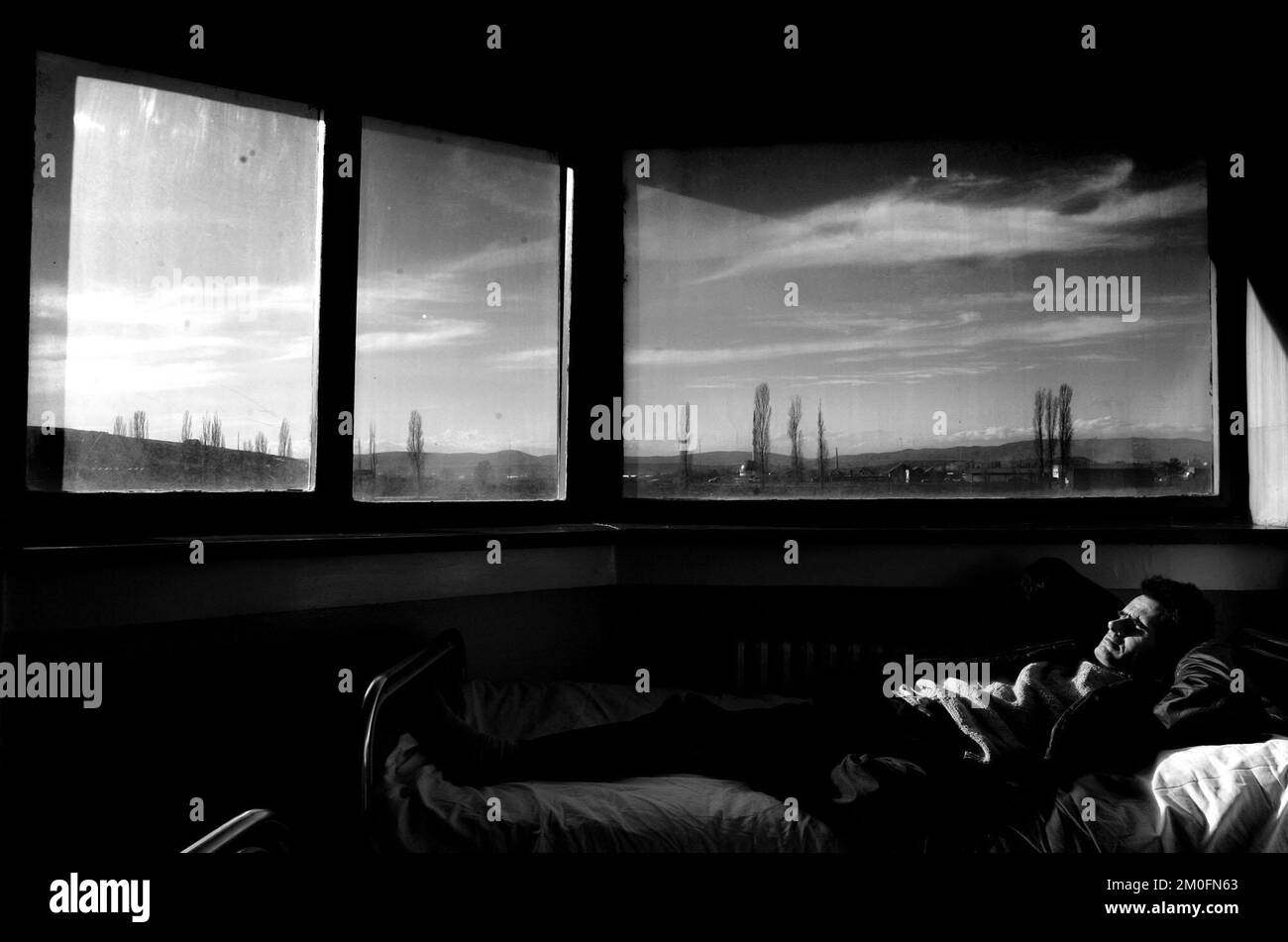 Langzeitpatienten besetzen die psychiatrischen Betten im Kosovo. Die vielen Opfer des Krieges bekommen ihr vielleicht keinen Platz, bis sie ein Verbrechen begehen oder ernste Psychosen entwickeln. Die dänische Zeitung "Politiken" besuchte die psychiatrische Station des größten Krankenhauses im Kosovo. Stockfoto