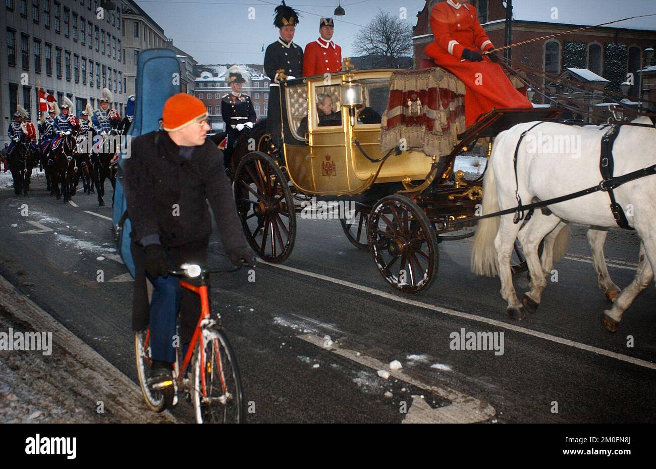 Kopenhagen, Dänemark. 737 Dänen besuchten am Dienstag den feierlichen Empfang auf Schloss Christiansborg, um der königlichen Familie ein gutes neues Jahr zu wünschen. Königin Margrethe und Prinz Henrik kamen ab 1840 in ihrer goldenen Kutsche an. Zu den Gästen gehörten Bischöfe, Verwaltungsoffiziere, Ritter des Großen Kreuzes, Vertreter großer Organisationen und auch Vertreter des „offiziellen“ Dänemark. Stockfoto