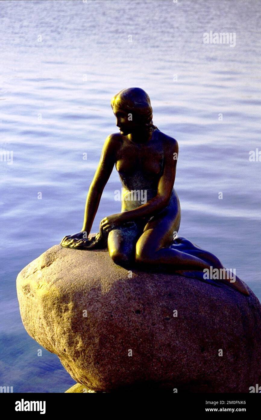 Die Kleine Meerjungfrau. Hans Christian Andersen schrieb ein Märchen über sie, Disney produzierte den Film und Kopenhagen unterhält eine Statue zu ihren Ehren, die nach wie vor die größte Touristenattraktion Dänemarks und die meistfotografierte Statue der Welt ist. Stockfoto
