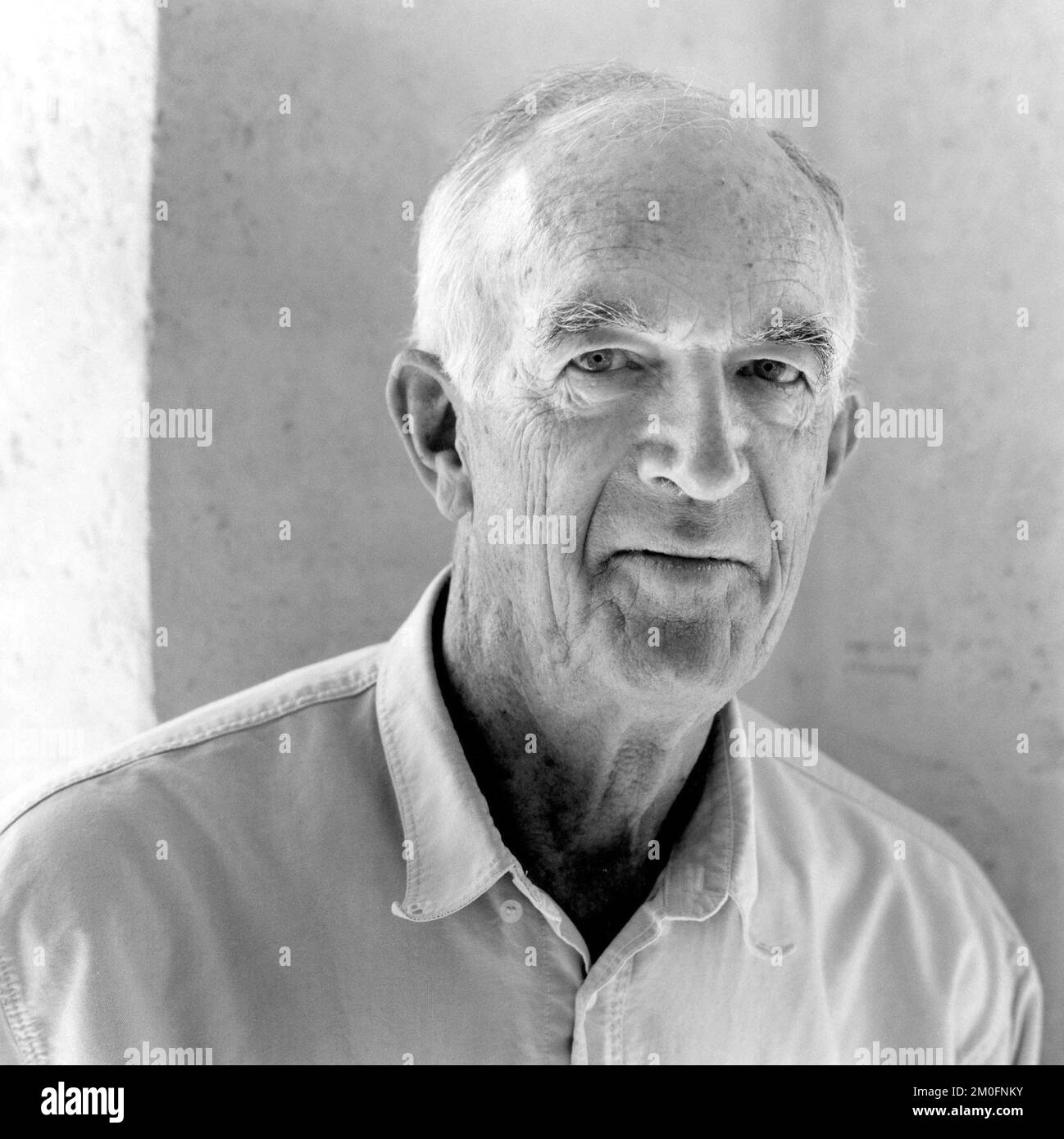 Der dänische Architekt Jorn Utzon, der das wohl berühmteste Gebäude der Welt entwarf, das Sydney Opera House in Australien, wurde 2003 zum Preisträger des Pritzker Architecture Prize gewählt. * Der 84-jährige Utzon hat sich in ein Haus zurückgezogen, das er für sich selbst auf Mallorca entworfen hat, wo diese Bilder von dem Fotografen Ole Haupt gemacht wurden. Stockfoto