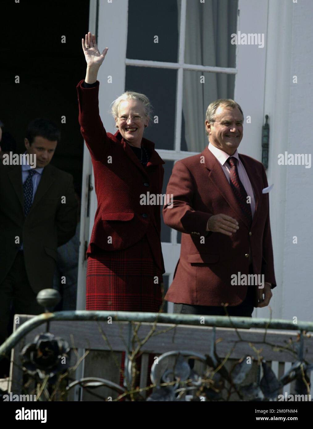 Königin Margrethe und Prinz Henrik. Königin Margrethe von Dänemark wird heute 63 Jahre alt und hat beschlossen, ihren Geburtstag auf Schloss Marselisborg in Aarhus zu feiern. Die Königin erschien auf dem Balkon und erhielt Grüße von den Menschen. Stockfoto