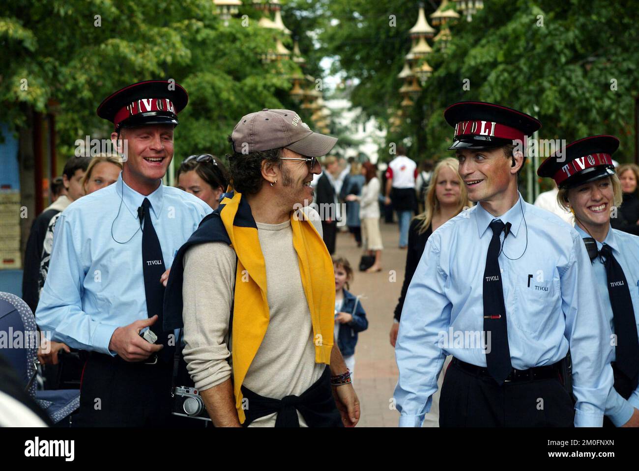 Ein sehr entspannter Bruce Springsteen genoss einen freien Tag von seiner Tour im „Tivoli“. Er brachte seine Frau Patti Scialfa und ihre Kinder in den beliebten Vergnügungspark im Herzen von Kopenhagen. Stockfoto