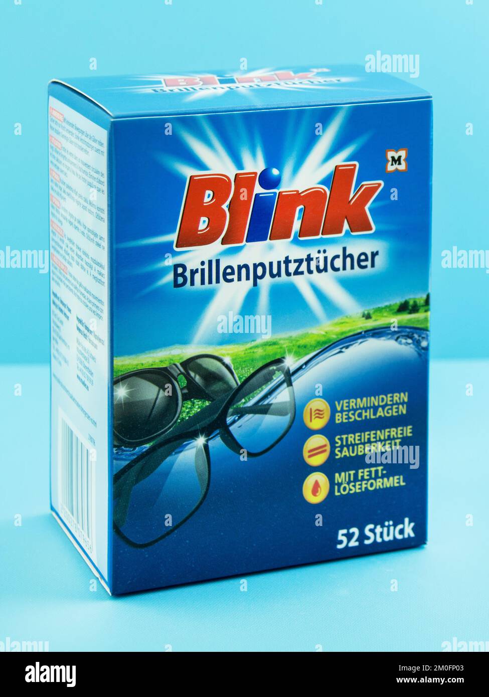 Hamburg - November 24 2022: Müller, Brillenputztuch Schmutzradierer auf  blauem Hintergrund - Müller, Brillenputztuch Stockfotografie - Alamy