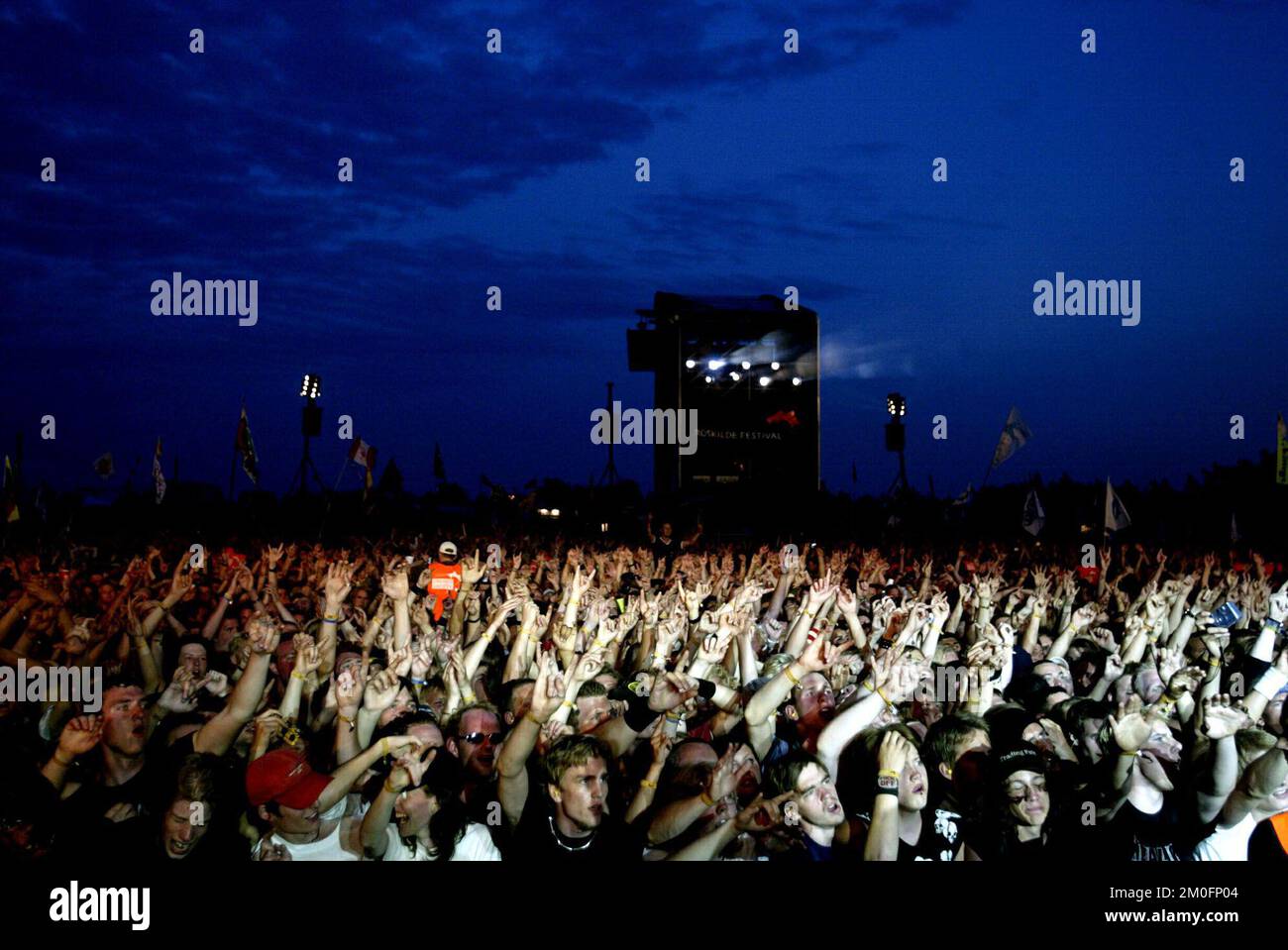 Ein allgemeiner Blick auf das Publikum beim Roskilde Festival '03 in Dänemark. Stockfoto