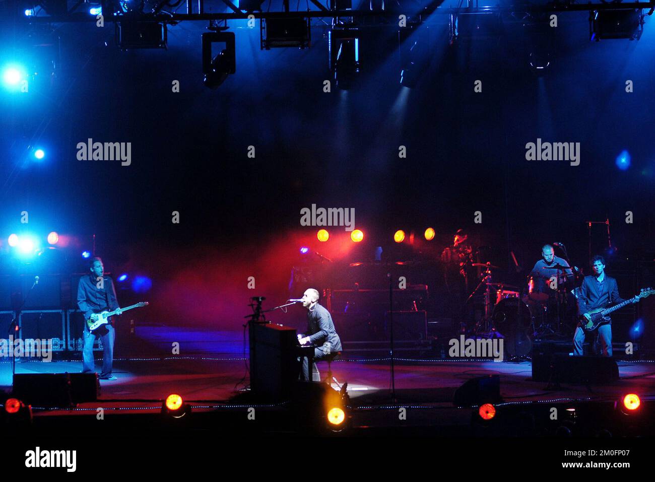 Chris Martin von der britischen Band Coldplay tritt auf der Bühne des Roskilde Festivals '03 in Dänemark auf. Stockfoto