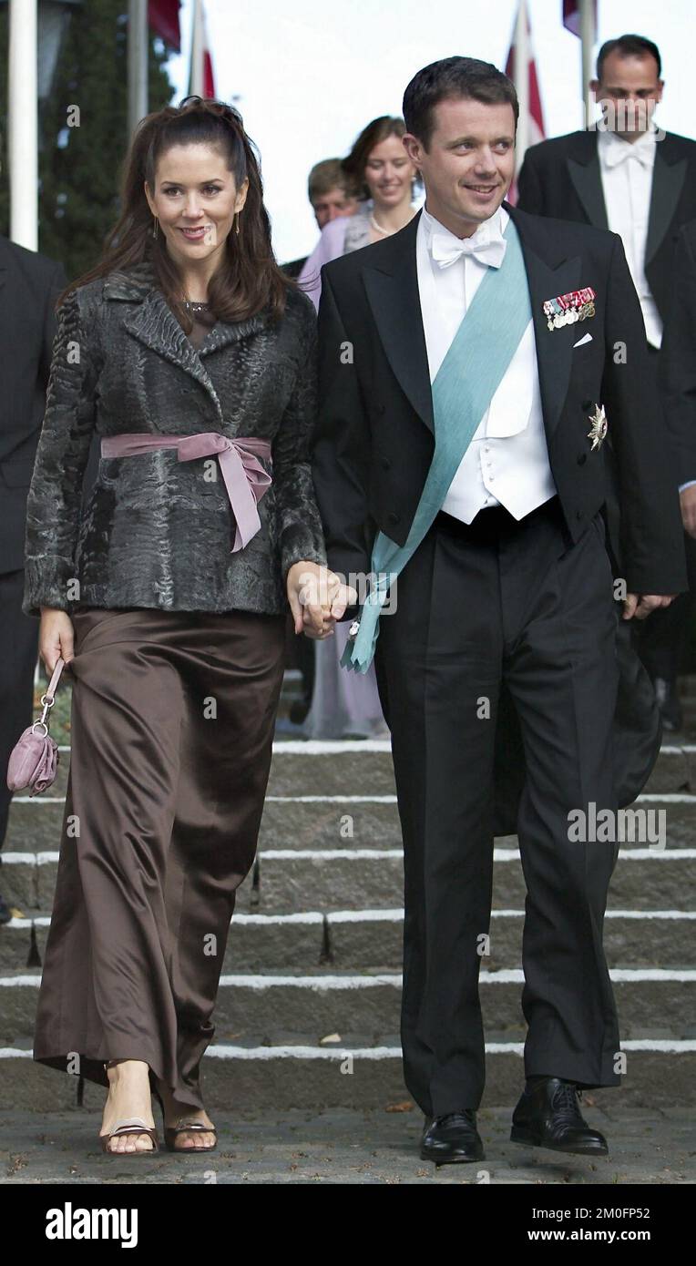 Kronprinz Frederik und seine Verlobte Mary Donaldson nahmen an einer Hochzeit mit Freunden in der Tik b Church Teil. Das Paar hielt Händchen und sah sehr glücklich aus, nur ein paar Tage vor der offiziellen Verlobung. Stockfoto