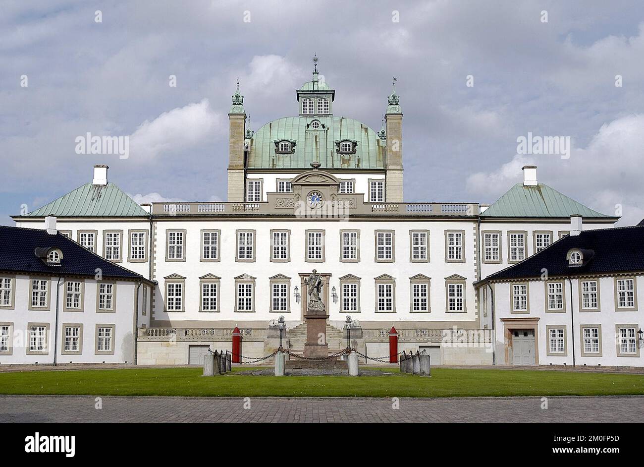 Der Fredensborg-Palast wurde 1719 als Jagdsitz für König Frederik IV. Errichtet. Der Fredensborg-Palast ist oft der Schauplatz für wichtige Veranstaltungen im Leben der königlichen Familie. Hier feiern sie Hochzeiten, silberne Hochzeitstage und Geburtstage. Die heutige Königsfamilie benutzt den Palast für drei Monate im Frühling und drei Monate im Herbst. Stockfoto