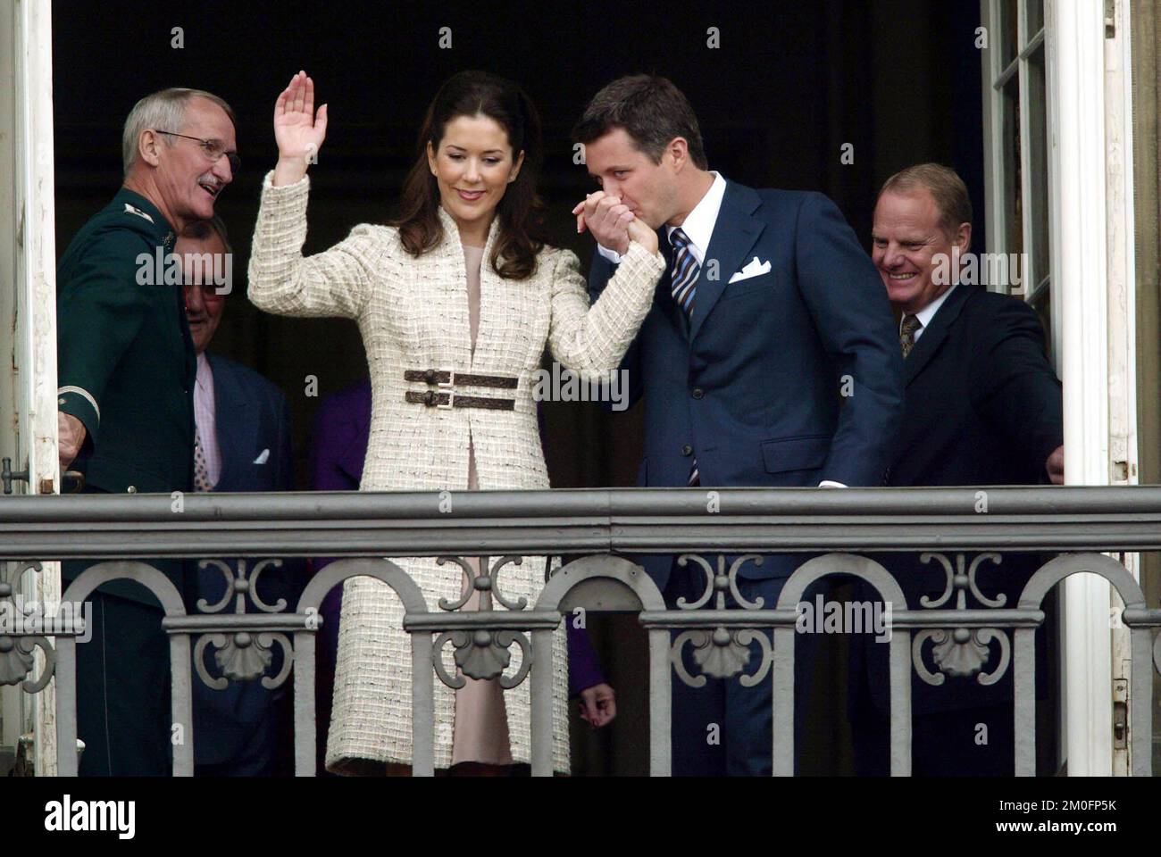 HRH Kronprinz Frederik küsst die Hand von Mary Donaldson auf dem Balkon des Christen IX. Palastes bei ihrer königlichen Verlobung. Dies ist das erste Bild von ihnen zusammen seit der offiziellen Verlobung. Das glückliche Paar winkt der Menge vom Balkon des Amalienborg Palastes zu. Stockfoto