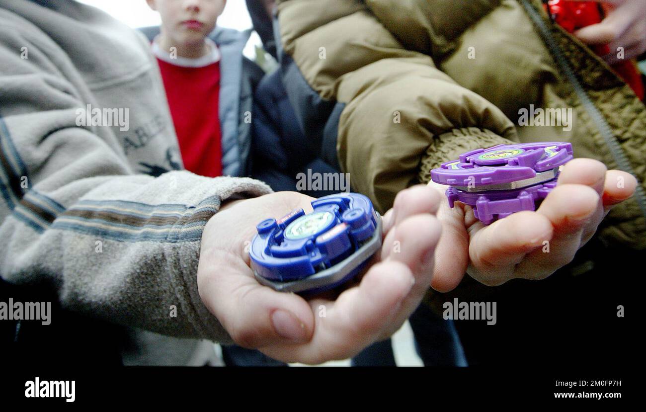 Das heißeste Spielzeug für Kinder heutzutage: Beyblade. Dieses Jahr ist ein muss für Weihnachten. Beyblades sind moderne Spinning-Tops aus Kunststoff. Die jungen Jungs der Barfods-Schule in Kopenhagen spielen jeden Tag während ihrer Pause mit ihren Bierklingen. Stockfoto