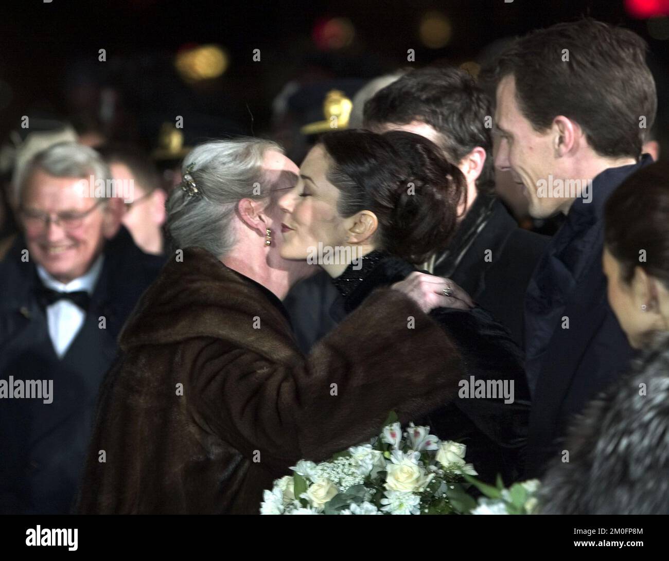 Die dänische Premiere des Herrn der Ringe: Rückkehr des Königs. Das Bild zeigt: Königin Margrethe küsst Mary Donaldson auf die Wange. Stockfoto