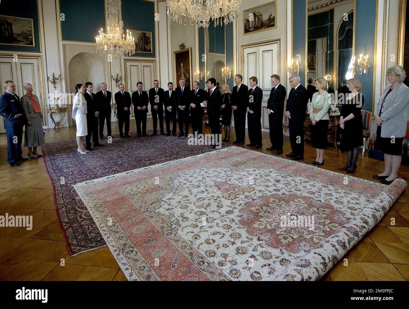 Die dänische Regierung überreichte ihr offizielles Hochzeitsgeschenk, einen handgewebten Teppich aus Tabriz im Iran an Kronprinz Frederik und die zukünftige Kronprinzessin Mary bei einer Zeremonie im Schloss Amalienborg. Stockfoto