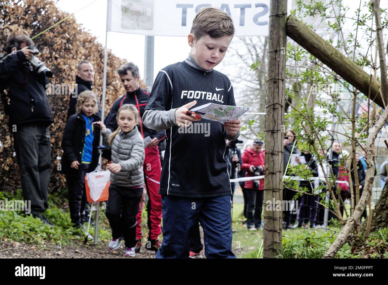 Kronprinz Frederik und Kronprinzessin Mary von Dänemark mit Kindern Prinz Christian und Prinzessin Isabella nehmen am Find Vej Dagen (Find Your Way Day, ein typisch dänischer Orientierungswettbewerb) im unhöflichen Wald nördlich von Kopenhagen Teil. Die Familie lief 2 km - Die Zeit war knapp 20 Minuten Christian kam zuerst. Stockfoto