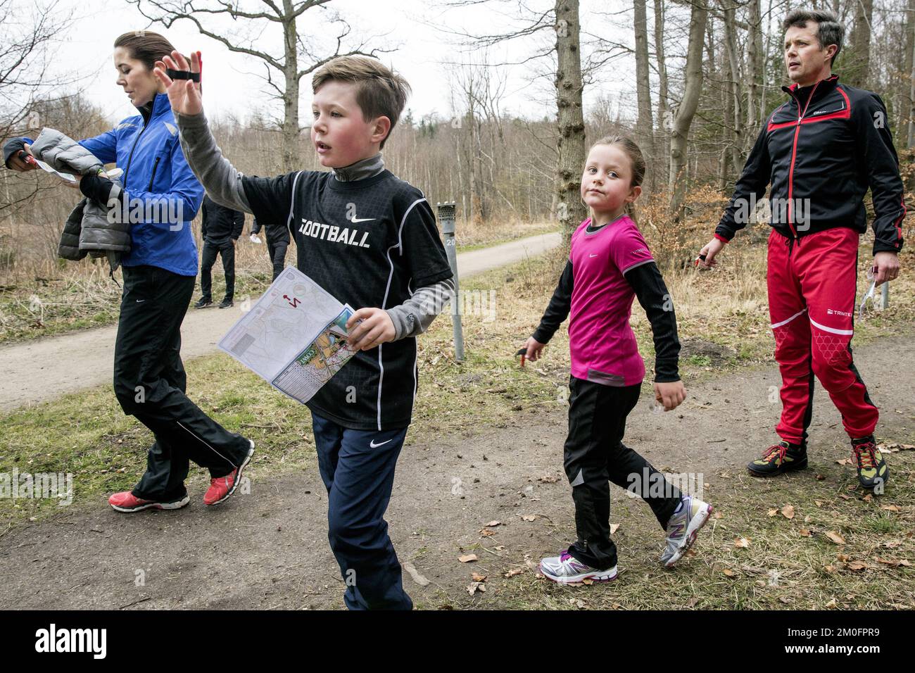 Kronprinz Frederik und Kronprinzessin Mary von Dänemark mit Kindern Prinz Christian und Prinzessin Isabella nehmen am Find Vej Dagen (Find Your Way Day, ein typisch dänischer Orientierungswettbewerb) im unhöflichen Wald nördlich von Kopenhagen Teil. Die Familie lief 2 km - Die Zeit war knapp 20 Minuten Christian kam zuerst. Stockfoto