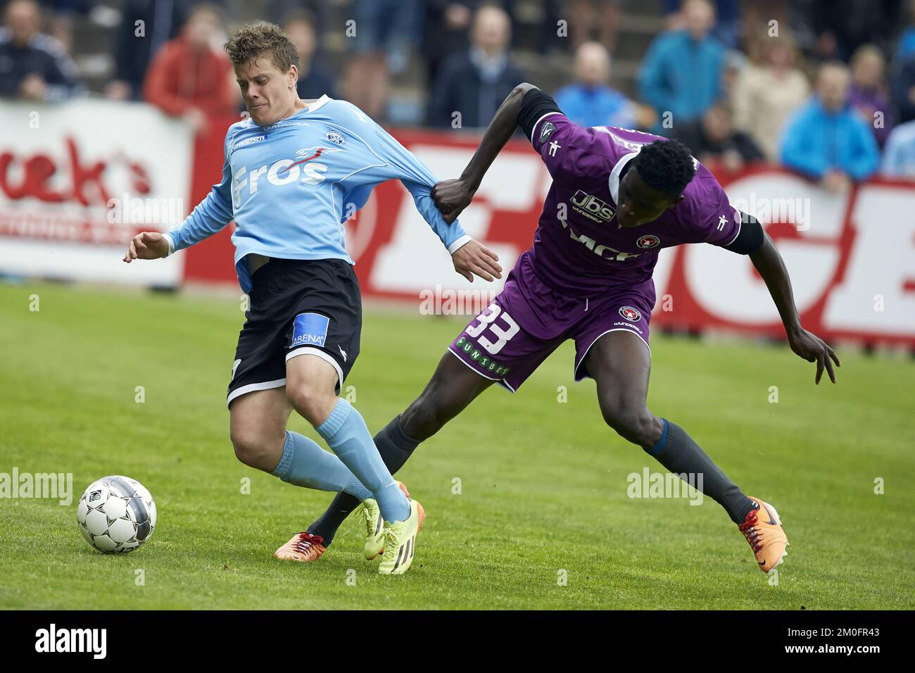 Daniel Christensen von SonderjyskE (links) und Ebere Paul Onuachu vom FC Midtjylland in Aktion Stockfoto