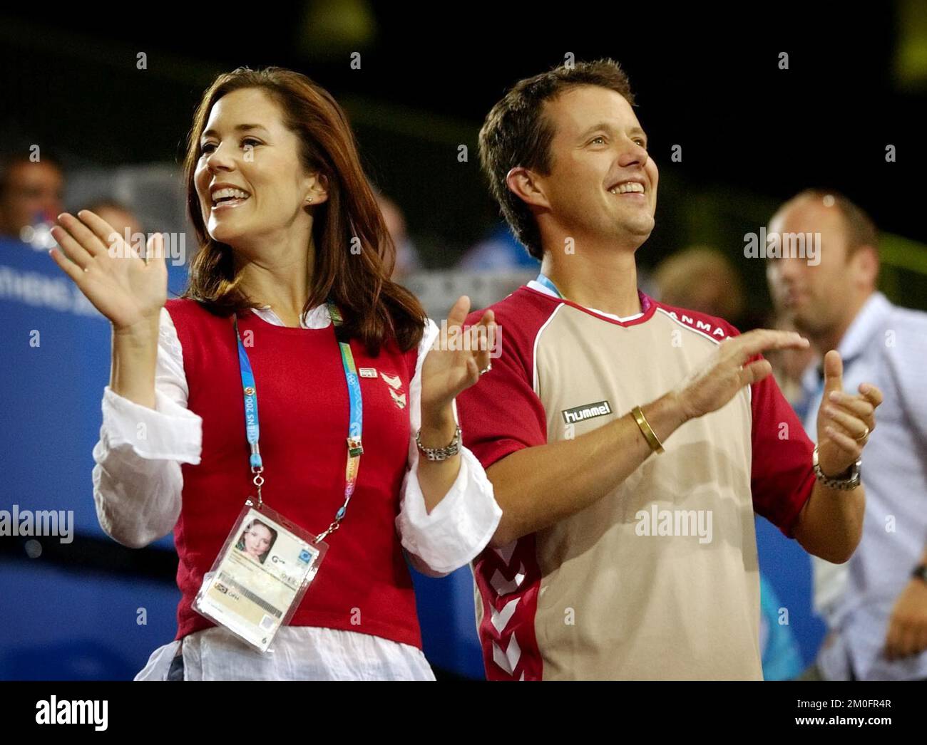 Das dänische Kronprinzenpaar Mary und Frederik gehören zu den Zuschauern, als das dänische Handballteam bei den Olympischen Spielen ihr erstes Spiel gegen Frankreich gewann. Stockfoto