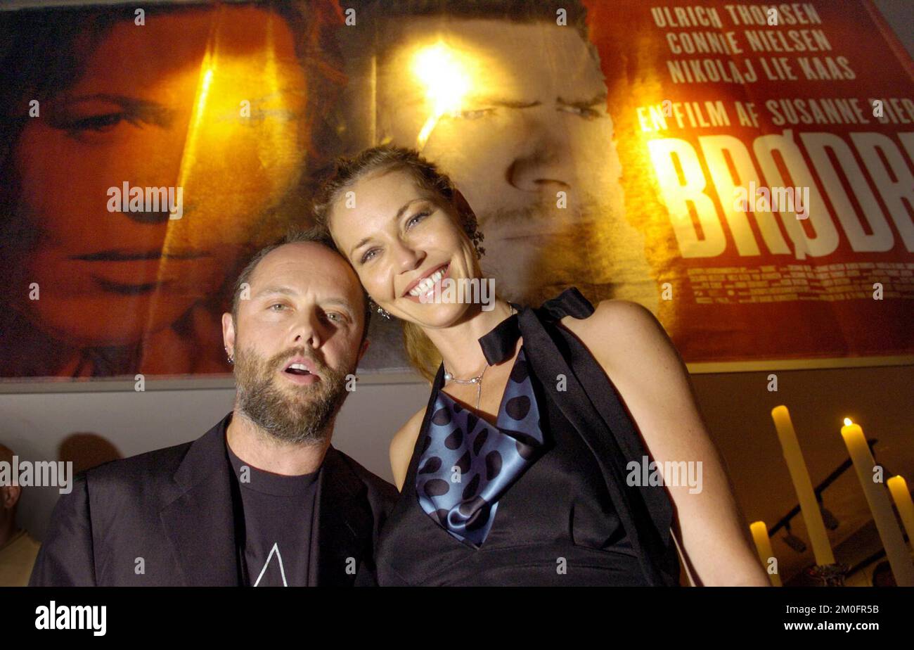 Die dänische Hollywood-Schauspielerin Connie Nielsen am ersten Abend des dänischen Films „die Brüder“ von der dänischen Regisseurin Susanne Biers in Kopenhagen im Imperial Theatre. Ihr Freund, der dänische Schlagzeuger in Metallica Lars Ulrich, kann seine Beziehung zu Connie bestätigen und Connies halten. Connie Nielsen hat die Rolle der Ehefrau des Hauptdarstellers Michael, ein UN-Soldat auf einer Mission in Afghanistan, gespielt von Ulrich Thomsen. Stockfoto