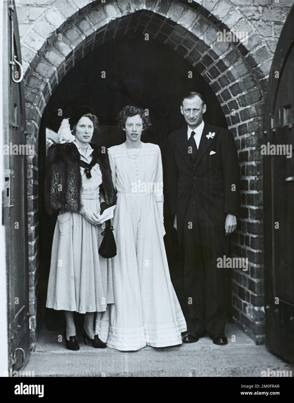 Prinzessin Elisabeth von Dänemark (Zentrum) wird in der Lyngby-Kirche mit ihren Eltern Prinz Knud (rechts) und Prinzessin Caroline Mathilde bestätigt. (Links) Stockfoto