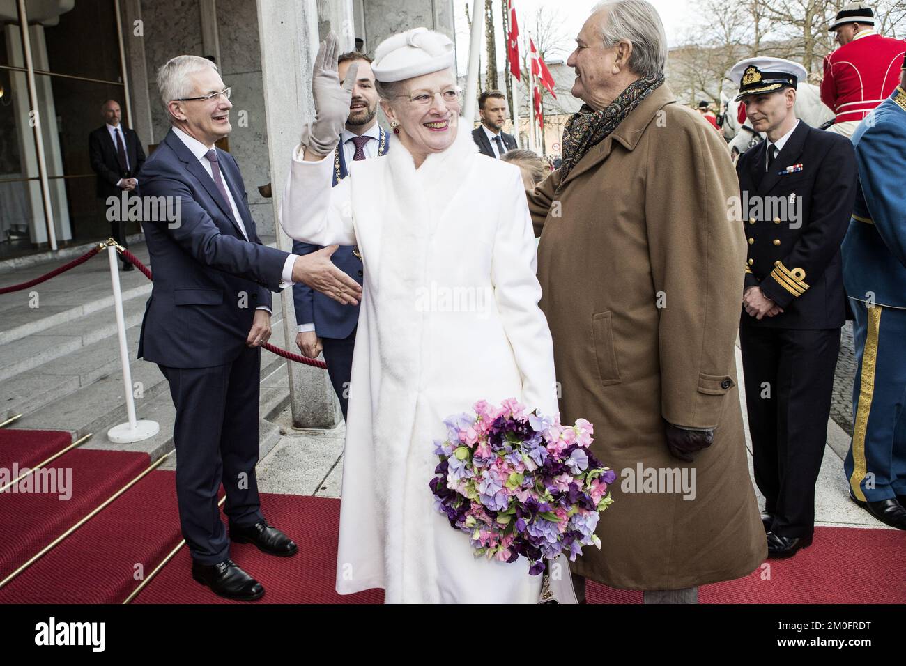 Königin Margrethe und Henrik, Prinz Gemahl von Dänemark, grüßen die Bürger von Aarhus. -- Queens Margrethe II. Und Henrik, Prinz Gemahlin von Dänemark, besuchten Aarhus, Dänemark, zusammen mit der Königlichen Familie, um ihren Geburtstag zu feiern. Königin Margrethe II. Von Dänemark besucht Aarhus, um ihren Geburtstag zu feiern Stockfoto