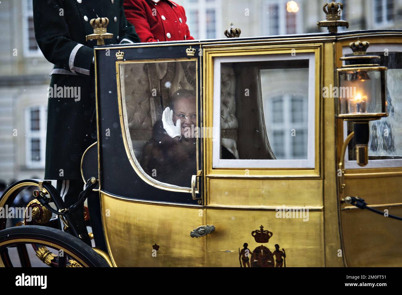 Königin Margrethe fuhr am Mittwoch allein zu einem Bankett in der Gold State Coach . Die Reise ging vom Schloss Amalienborg Christiansborg aus, wo die Neujahrskur der Verteidigung, die dänische Notfallbehörde und die 1., 2. und dritte Klasse stattfanden. Der Gold State Coach , der 1840 von dem Radfahrer Henry Fife erbaut wurde, ist mit 24-karätigem Blattgold beschichtet und hat vier goldene Kronen auf dem Dach und einen lackierten Wappen an den Türen. Prinz Henrik von Dänemark nimmt nach seinem Ruhestand nicht an der Neujahrspartei Teil . (Philip Davali / POLFOTO) Stockfoto