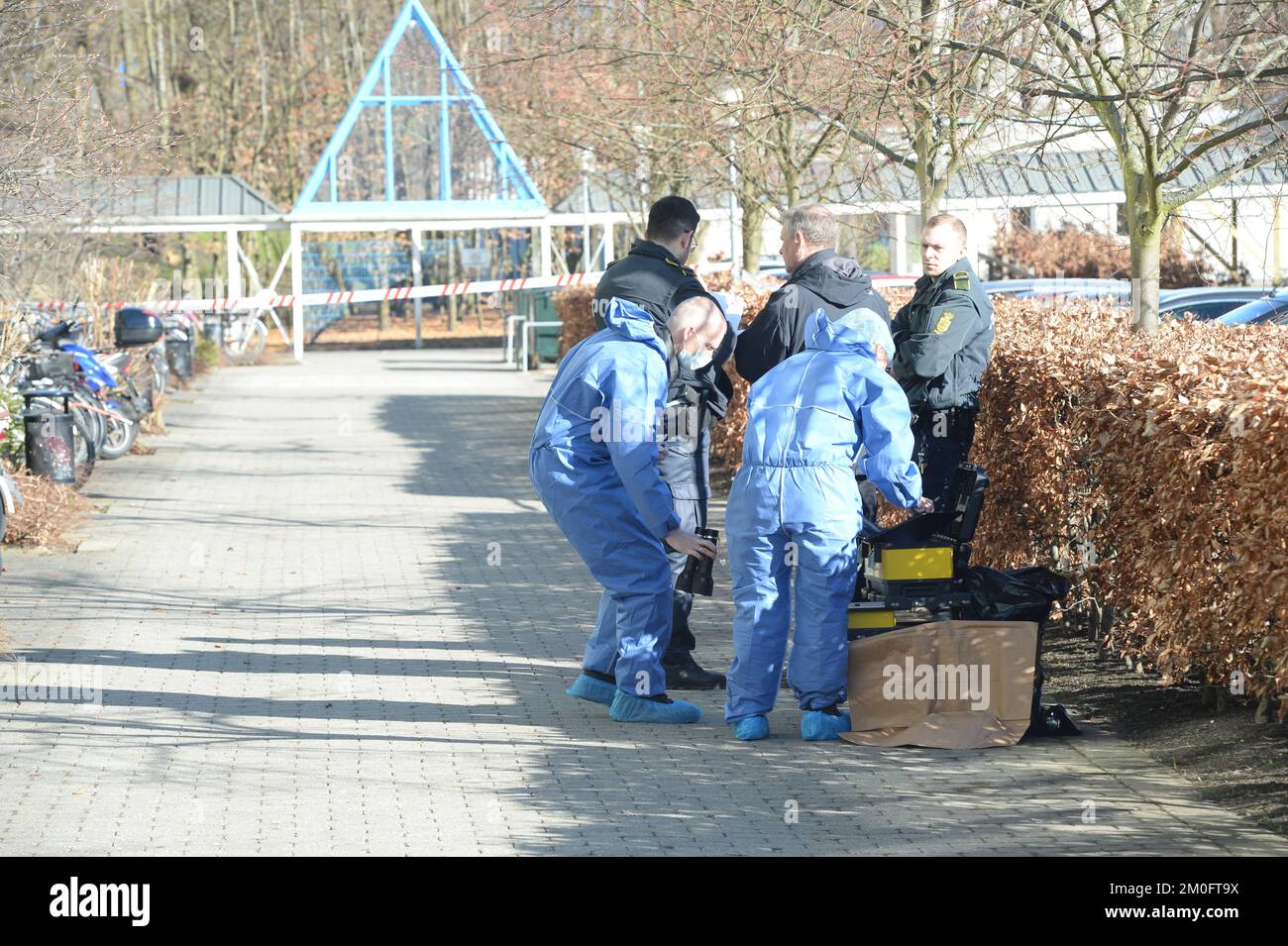 Polizeiforensische Offiziere vor Ort, nachdem ein neugeborenes Mädchen von Müllsammlern im Vaerebro-Park bei Copenhgen in einer Müllrutsche gefunden wurde. Stockfoto