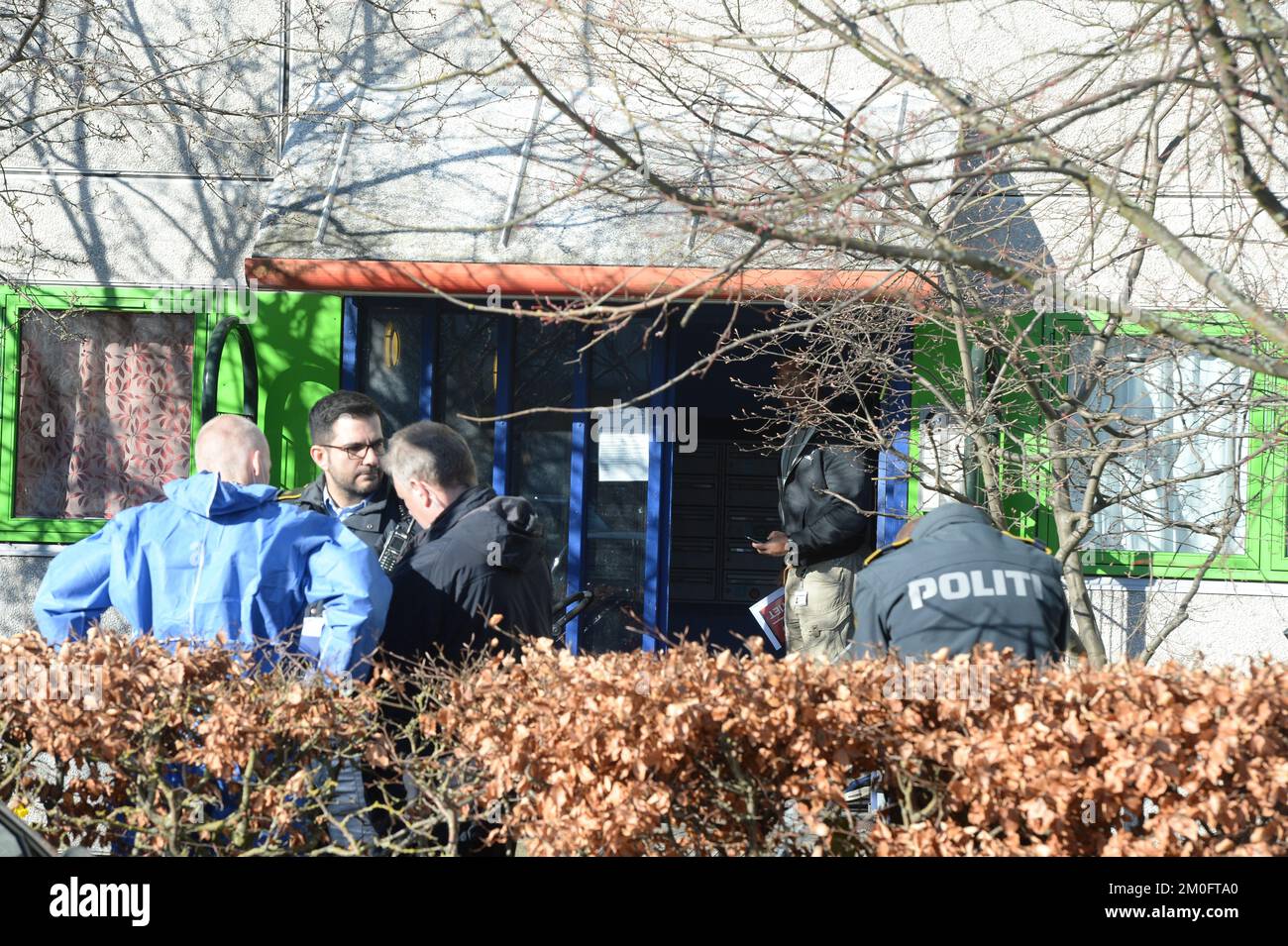 Polizeiforensische Offiziere vor Ort, nachdem ein neugeborenes Mädchen von Müllsammlern im Vaerebro-Park bei Copenhgen in einer Müllrutsche gefunden wurde. Stockfoto