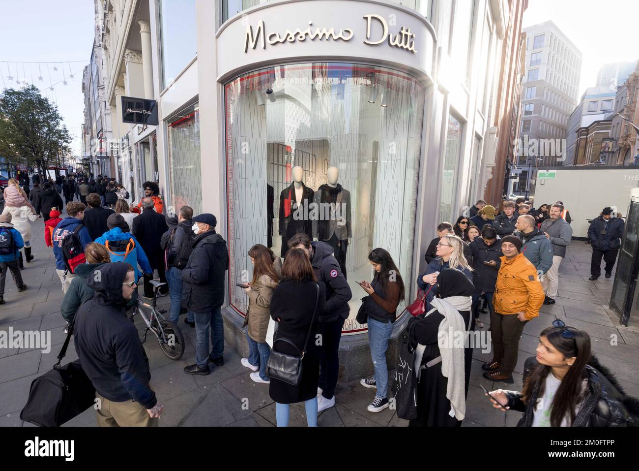 Leute sahen heute Morgen Schlange vor dem Massimo Duitti-Laden in der Oxford Street. Die Kunden machen das Beste aus dem jährlichen Black-Friday-Angebot Stockfoto