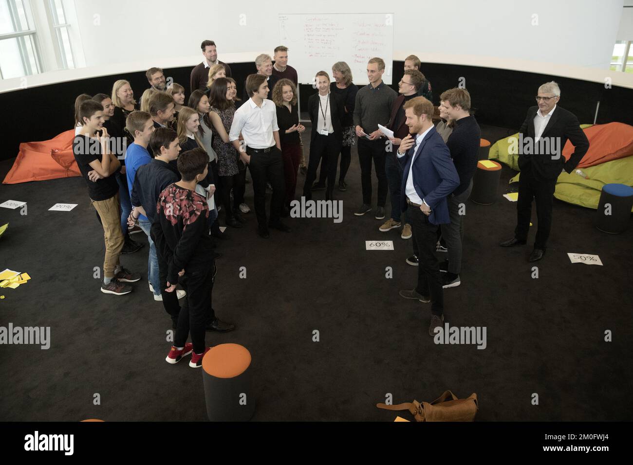 Prinz Harry nimmt an einem Workshop Teil, der sich auf das Thema „Making a Difference“ konzentriert, indem er sich freiwillig am Gymnasium Ã˜restad in Kopenhagen am 26. Oktober 2017 engagiert. Es ist Prinz Harrys erster offizieller Besuch in Dänemark und während seines zweitägigen Aufenthalts wird er verschiedene Jugendprojekte besuchen. ritzau/Peter Hove Olesen Stockfoto