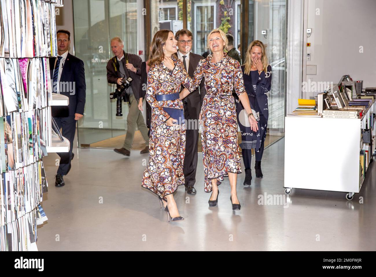 Die dänische Kronprinzessin Mary kommt zu einer Modenschau in Kopenhagen und trägt zufällig das gleiche Kleid wie die Gastgeberin Baroness Nina Wedell-Wedellsborg vom 27. Oktober Stockfoto