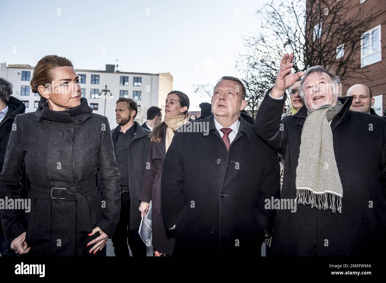 Ministerpräsident Lars Lokke Rasmussen Minister für Einwanderung und Integration Inger Stojberg und Ministerpräsident Lars Lokke Rasmussen in Mjolnerparken in Kopenhagen, während die dänische Regierung ihr Projekt vorstellt, das darauf abzielt, Ghettos bis 2030 zu streichen Stockfoto