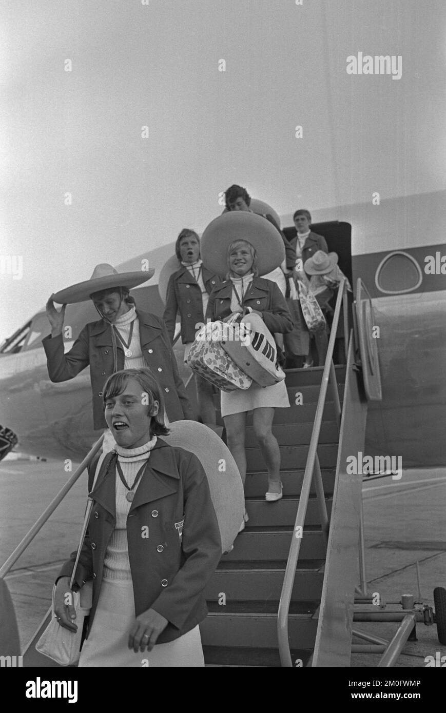Die dänischen Fußballweltmeisterinnen kehren aus Mexiko nach Hause zurück. Fot. Am Flughafen und im Rathaus von Kbh. Naerbill. Von Lis Lene Nielsen, Lis Pedersen, Susanne Augustesen, Helene Hansen, Family. Teamleiter Jorgen Andreasen S.A. Birte Kjems und Lis Lene Nielsen. Stockfoto