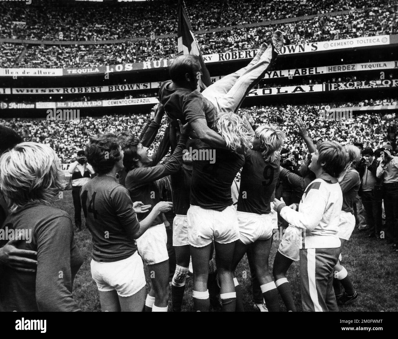 Die dänischen Fußballweltmeister erinnern sich an Trainer Georg Andersen nach dem Sieg über Mexiko. Stockfoto