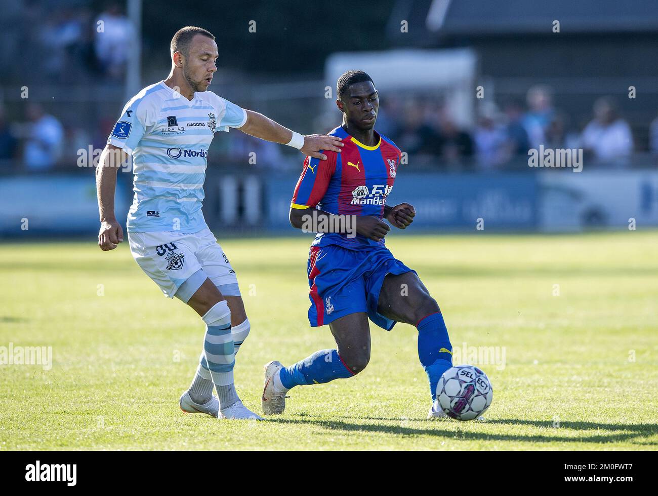 Patrick Olsen vom FC Elsinore (links) und Sullay Kaikai vom Crystal Palace während eines Friendly am 12. Juli 2018. Stockfoto