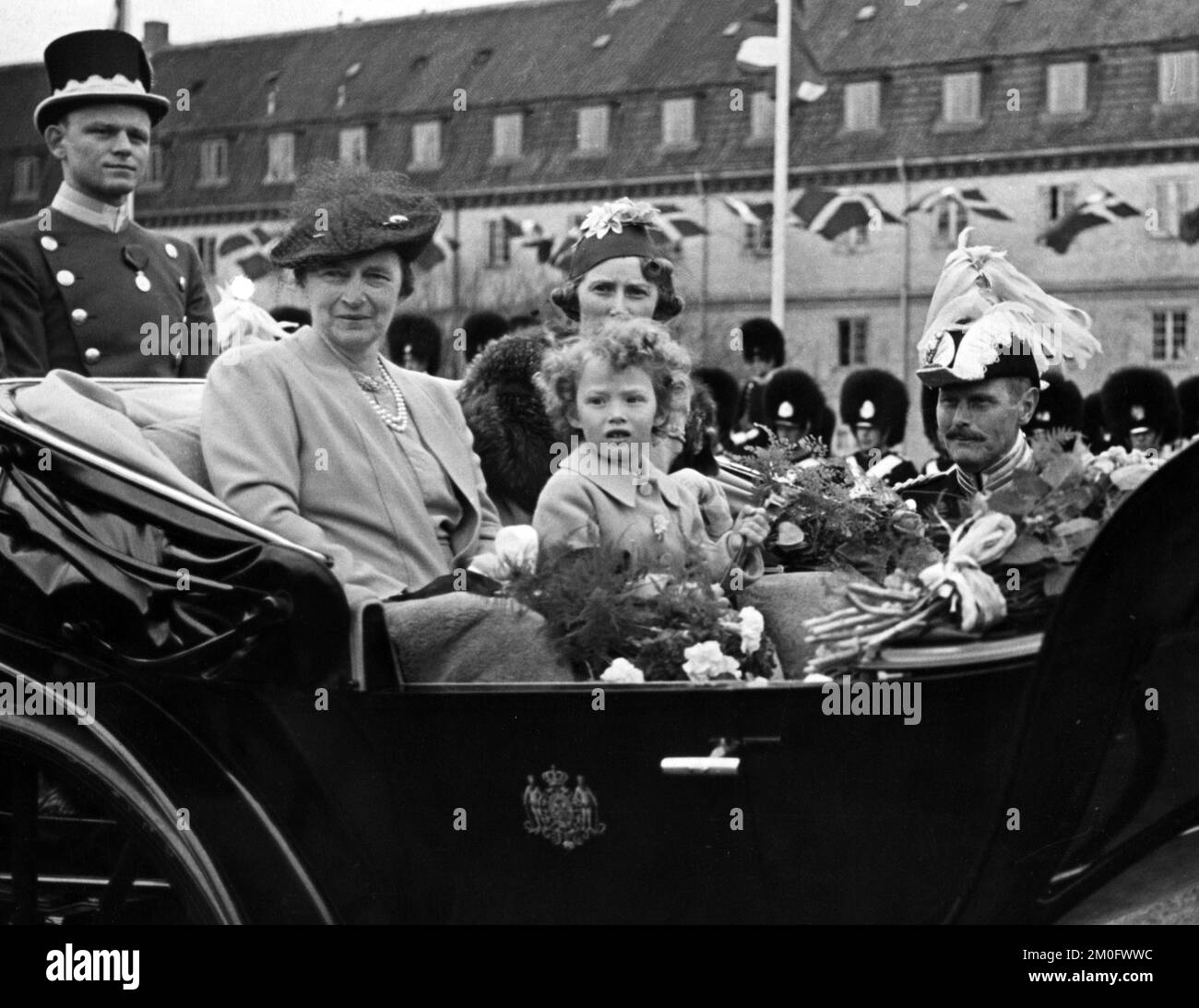 Prinzessin Elisabeth (Mitte) zusammen mit ihrer Mutter Prinzessin Caroline Mathilde (rechts) und Königin Alexandrine am 6. Mai 1939. Stockfoto