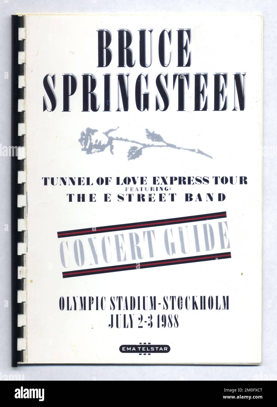 Bruce Springsteen Tunnel Of Love Express Tour 1988 Uhr. Broschüre und Flyer, erstellt von den Reiseveranstaltern EMA Telstar für drei Konzerte im Olympiastadion in Stockholm im Juli 1988 und Juni 1989. Produziert für Musiker, Straßenbesatzungen, Techniker und alle, die an der Aufführung der Show beteiligt sind. Es enthält jede Menge detaillierter Informationen zu Kontakten, Sicherheit, Hotels, sowie genaue Zeitangaben der Veranstaltung, lokale Restaurants und sogar eine Karte der Gegend. Stockfoto