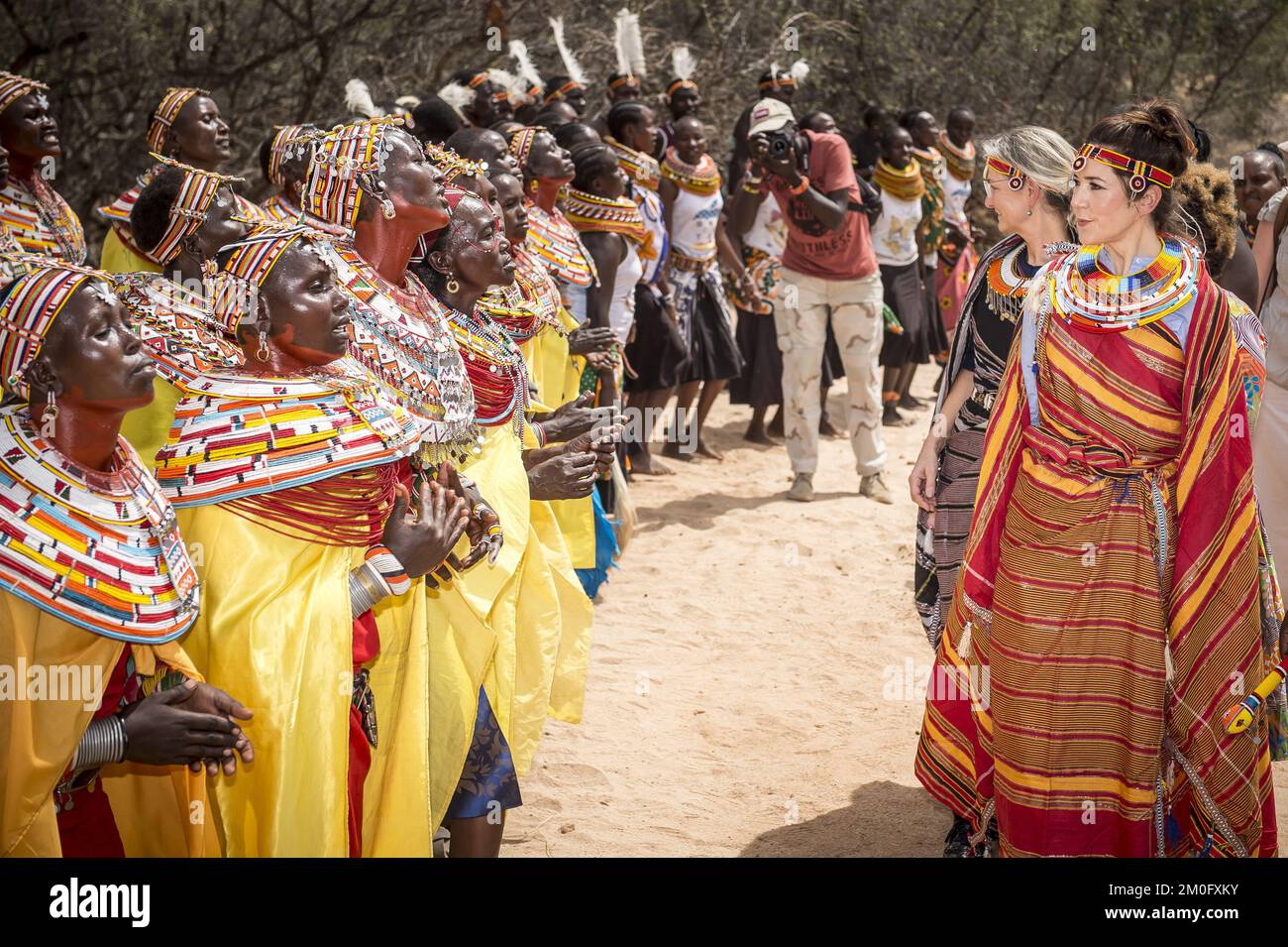 Am 27.. Und 28. 2018. November besuchte Kronprinzessin Mary Kalama in Kenia zusammen mit der Entwicklungsministerin Ulla TØRNÆS. Sie kamen am 27.. November auf dem Flugplatz von Kalama im Land Samburu an und wurden von prominenten Mitgliedern der Kalama-Gesellschaften begrüßt. Danach besuchten sie die Kalama Conservancy, wo sie sich mit einheimischen Frauen trafen, die von dänischer Unterstützung für die Gründung kleiner nachhaltiger Unternehmen profitierten. Der gesamte Besuch konzentriert sich insbesondere auf die Förderung der Rechte der Frau und der wirtschaftlichen Unabhängigkeit durch lokale Projekte. Stockfoto