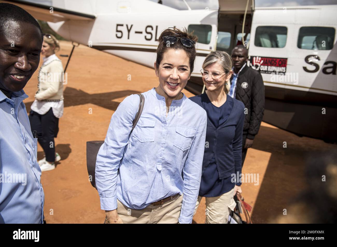 Am 27.. Und 28. 2018. November besuchte Kronprinzessin Mary Kalama in Kenia zusammen mit der Entwicklungsministerin Ulla TØRNÆS. Sie kamen am 27.. November auf dem Flugplatz von Kalama im Land Samburu an und wurden von prominenten Mitgliedern der Kalama-Gesellschaften begrüßt. Danach besuchten sie die Kalama Conservancy, wo sie sich mit einheimischen Frauen trafen, die von dänischer Unterstützung für die Gründung kleiner nachhaltiger Unternehmen profitierten. Der gesamte Besuch konzentriert sich insbesondere auf die Förderung der Rechte der Frau und der wirtschaftlichen Unabhängigkeit durch lokale Projekte. Stockfoto